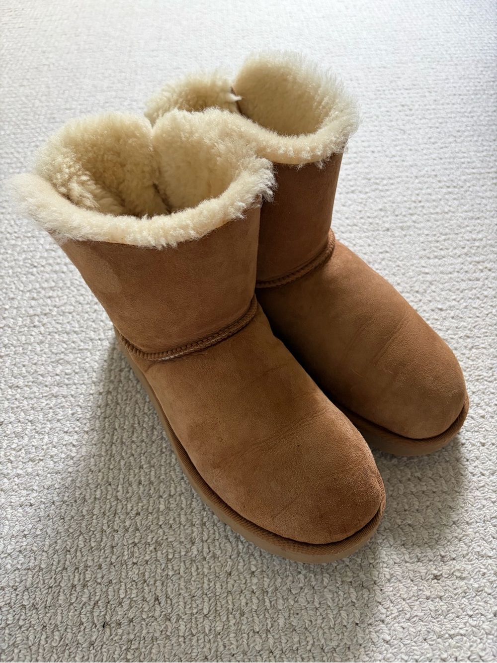 UGG Women's Short Shearling Boots - Chestnut/Tan